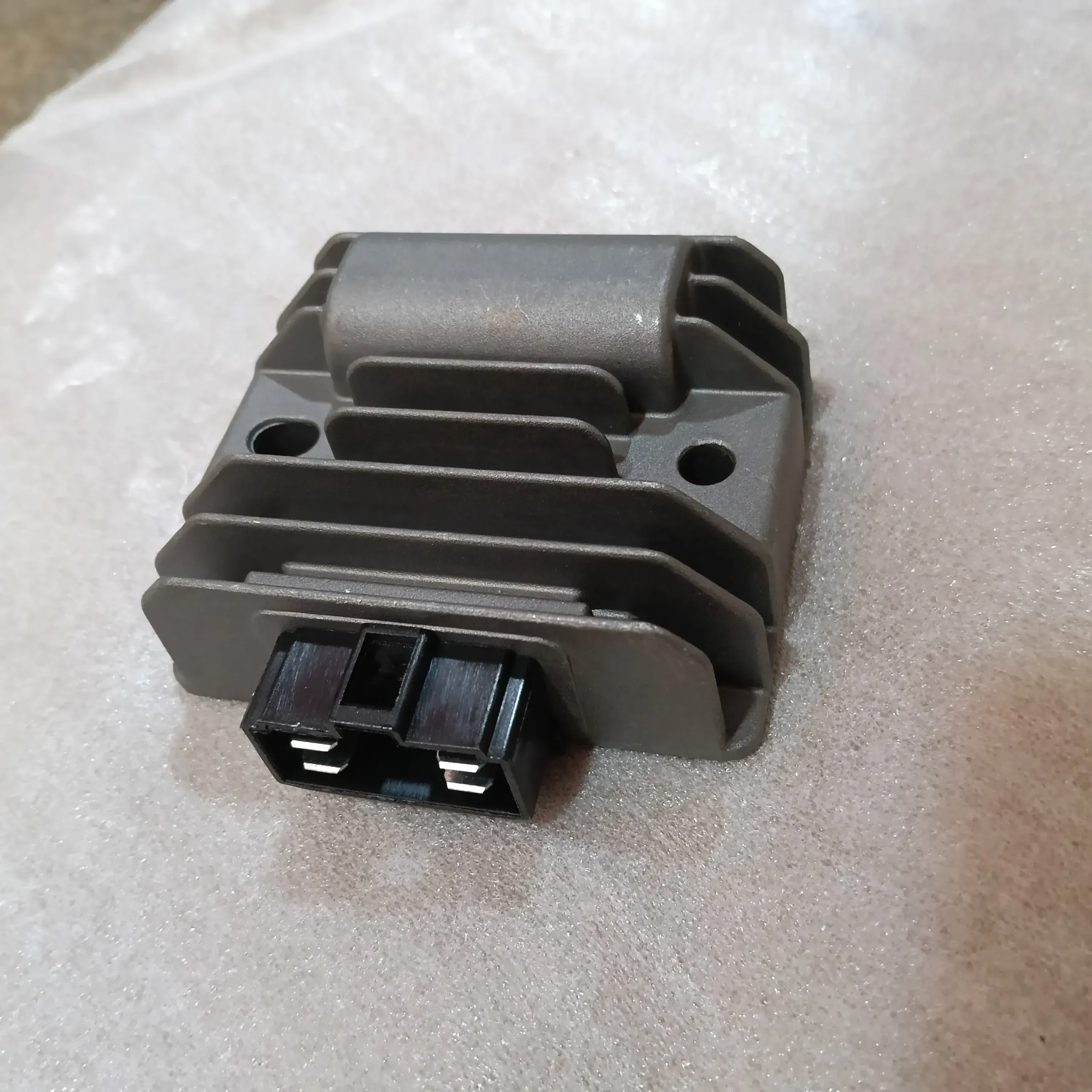 Yamaha REGULATOR RECTIFIER ASSY 4 PIN. FZ 250CC
